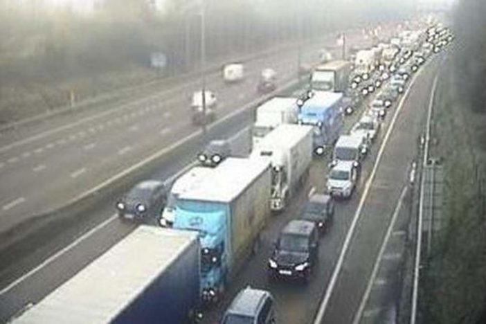 Súlyos baleset az M25-ön Angliában, kamion ütközött 2 autóval: 1 halott, 3 sérült 3