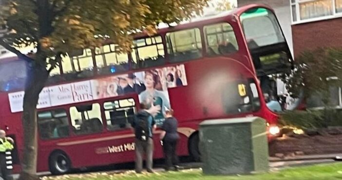 Kertnek csapódott egy emeletes busz Angliában miután a buszsofőr vezetés közben rosszul lett és meg is halt 6