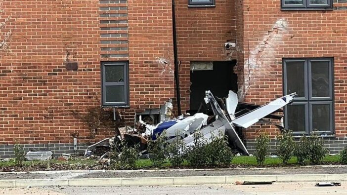 Lakóépületbe csapódott egy repülőgép Angliában, Oxfordshire területén 4