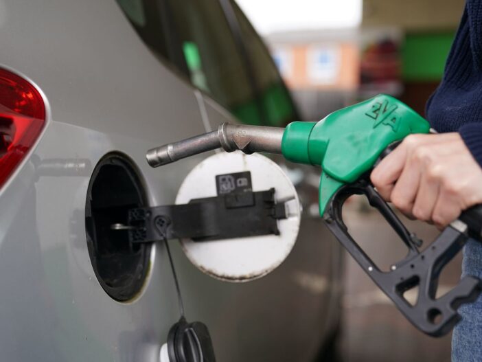 Hatalmas lehúzás folyik a benzinkutaknál Nagy-Britanniában: tank benzinenként 5-7 fonttal többet kérnek el mindenhol, pedig már adhatnák jóval olcsóbban 3