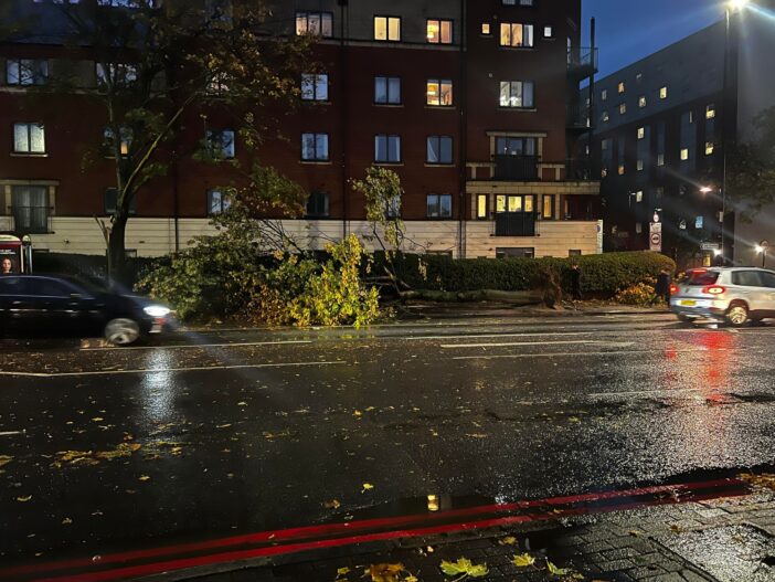 Hurrikán erejű vihar Londonban és Dél-Anglia több területén: fákat tépett ki és épületeket rongált meg az óriási erejű szél 4