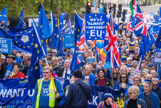 Ezrek vonultak az utcára Londonban és tüntettek, hogy Nagy-Britannia újra csatlakozzon az EU-hoz 4