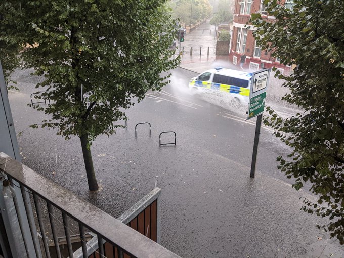 Óriási felhőszakadás, és árvizek Londonban: pillanatok alatt öntötte el az utcákat a víz a főváros számos pontján 5