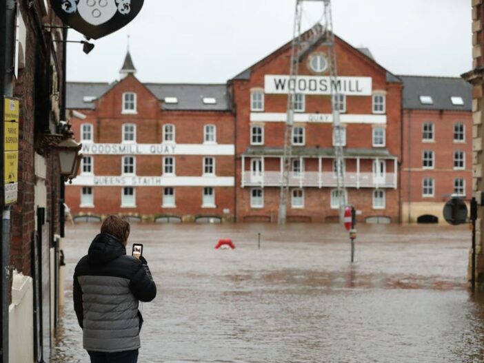 Újabb hatalmas vihar Nagy-Britanniában: ezreknek kellett elhagyniuk otthonaikat 9