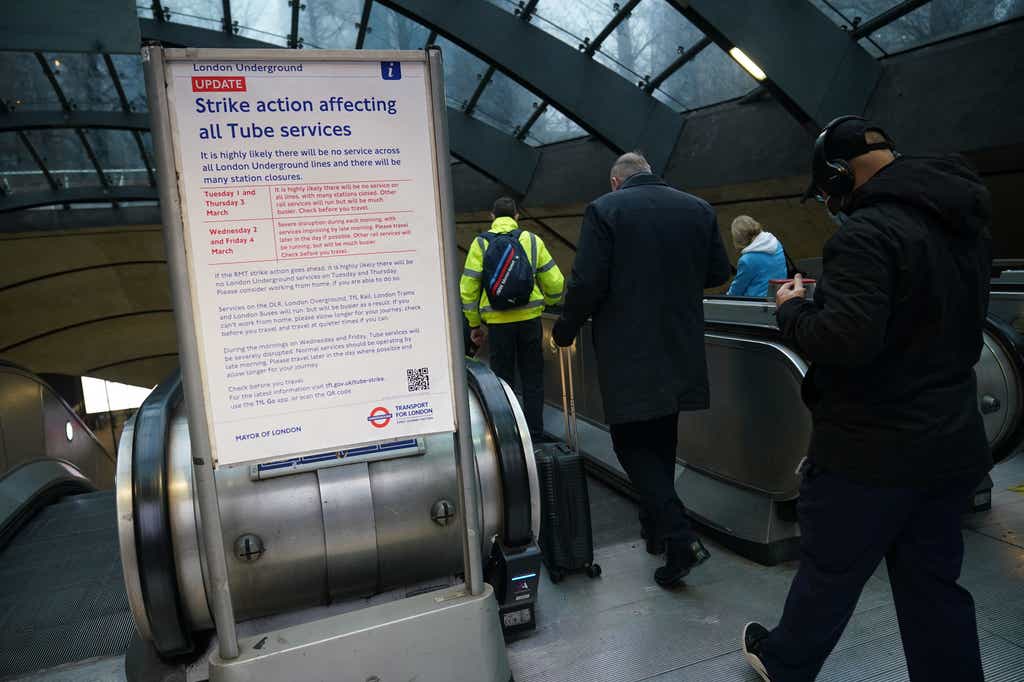 Ismét teljes a káosz London útjain, miután ma ismét egész napos metrósztrájk vette kezdetét 3