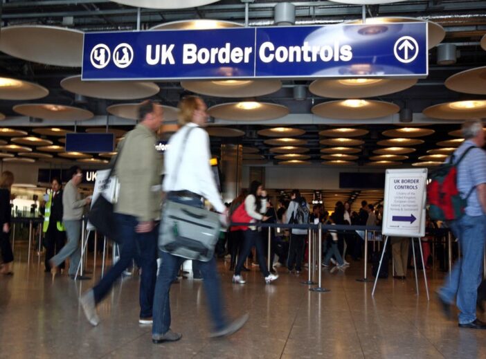 Az Egyesült Királyságban élő EUs polgárok tízezrei veszíthetik el a tartózkodási jogukat, ha a kormány nem lép 3