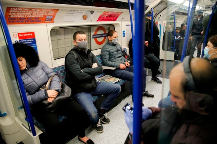 A koronavírus ellenére újra tömeg a buszokon és metrókon Londonban 6