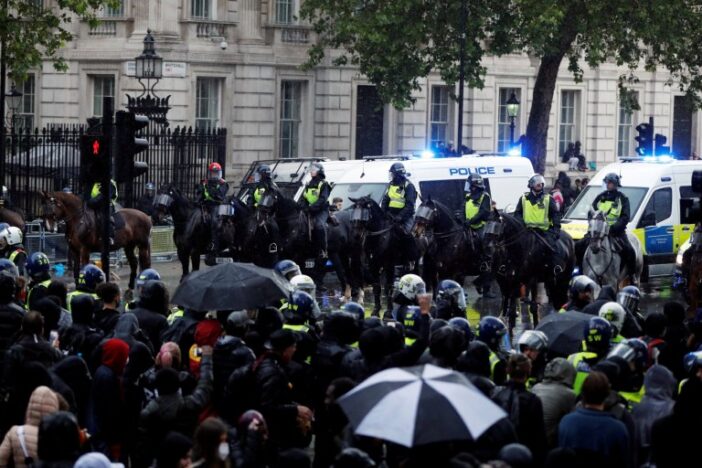 Összecsaptak a rendőrök és a tüntetők: komoly felfordulás alakult ki London belvárosában 4