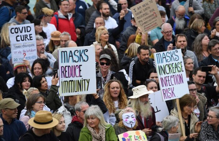 10,000-es tüntetés London belvárosában a koronavírus és a maszkok ellen 6
