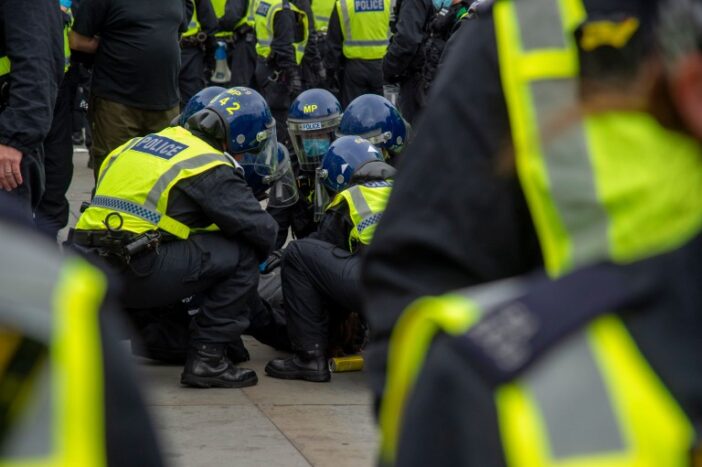 Összecsaptak a rendőrök és a koronavírus ellen tüntetők Londonban 8