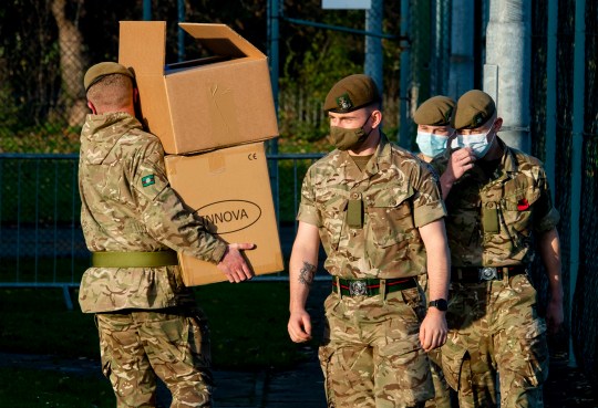 A katonaság bevetésére készül a brit kormány az oltási program megvalósításához 4