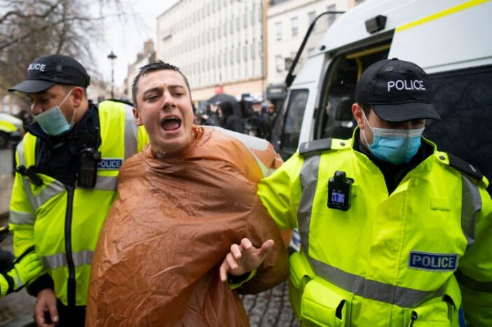 Több, mint 30 embert tartóztattak le a rendőrök a lockdown ellen szervezett tüntetéseken Angliában 5