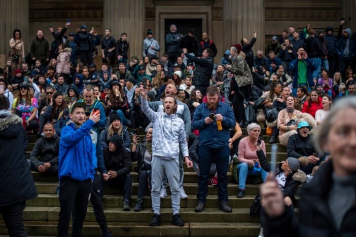 Több, mint 30 embert tartóztattak le a rendőrök a lockdown ellen szervezett tüntetéseken Angliában 6