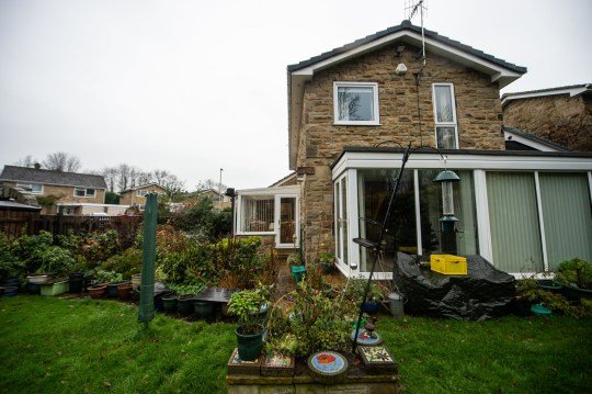Ilyen is csak Angliában lehet: A házaspár otthona 2. de a kert meg már 3. készültségi szint alá esik