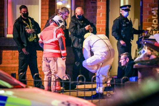 Fiatal lányt késeltek meg Londonban, és 3 másik holttestre bukkantak egy lakásban Manchesterben 4