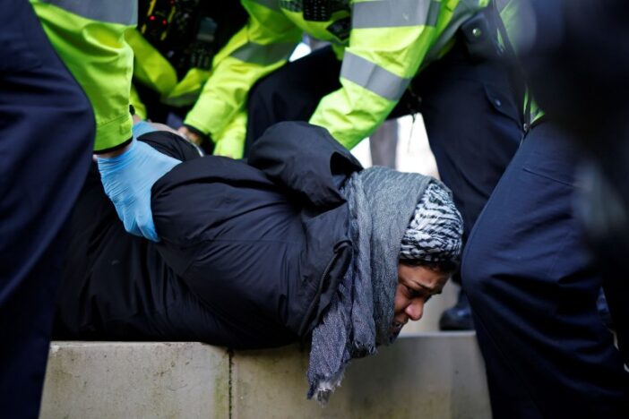 A rendőrség elkezdte letartóztatni a tüntetőket és a lockdown szabályait megsértőket Angliában 4