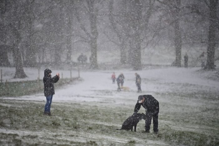 Szakad a hó Londonban és Nagy-Britannia több másik területén is