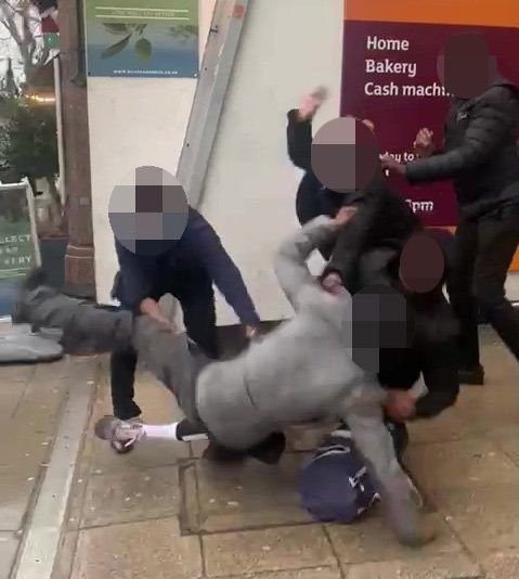 Egy vásárlóval verekedtek össze a Sainsbury’s dolgozói Londonban