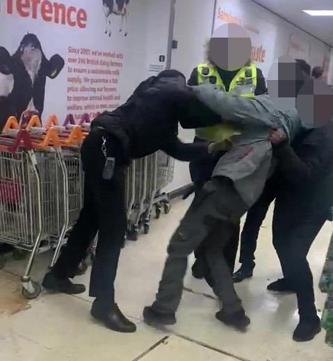 Egy vásárlóval verekedtek össze a Sainsbury’s dolgozói Londonban