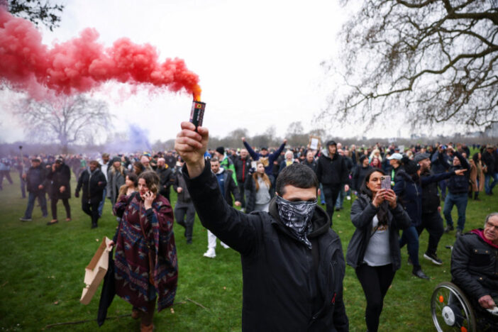 Eldurvult a lockdown ellenes tüntetés Londonban: összecsaptak a rendőrök a tüntetőkkel 5