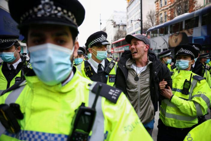 Eldurvult a lockdown ellenes tüntetés Londonban: összecsaptak a rendőrök a tüntetőkkel 4