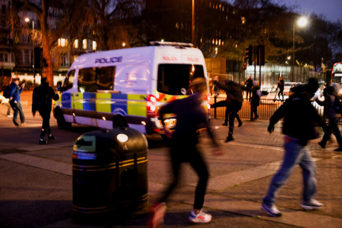 Eldurvult a lockdown ellenes tüntetés Londonban: összecsaptak a rendőrök a tüntetőkkel 10
