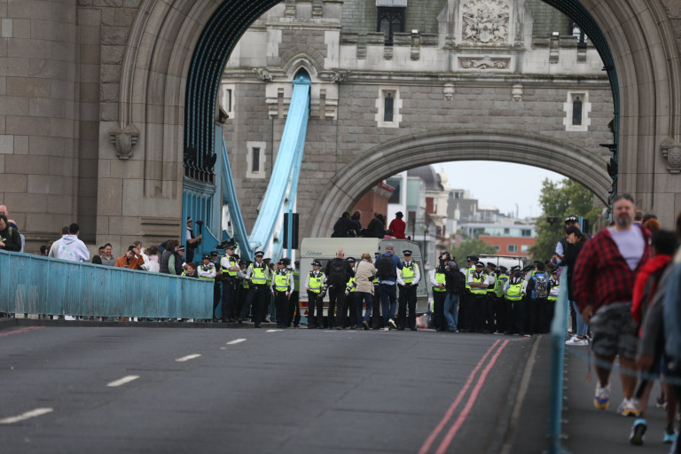 Tüntetők miatt állt le teljesen a forgalom a híres londoni Tower Bridge-nél 6