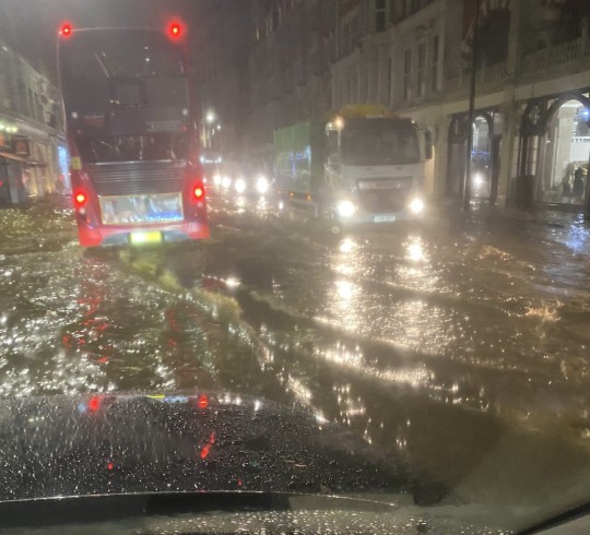 Hatalmas esőzés Londonban: utcák kerültek víz alá a város több részén 3
