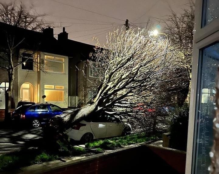 Már 3 halálos áldozata is van az Arwen viharnak: hatalmas károkat okoz Nagy-Britanniában (képek) 3