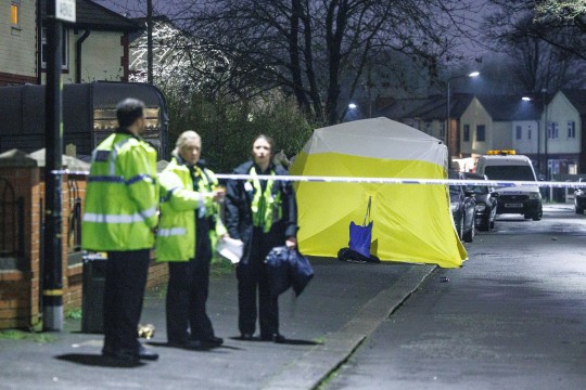 Egy 16 éves fiút halálra késeltek Manchesterben, 2 másik fiatalt pedig Londonban, az Oxford streeten a Selfridgesben szurkáltak össze 3