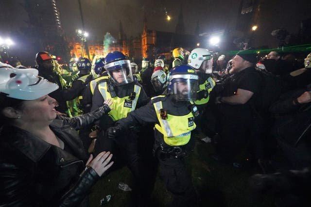 Minden IS volt Londonban tegnap este: tüntetés, tűzijáték, összecsapás a rendőrökkel és még sorolhatnánk