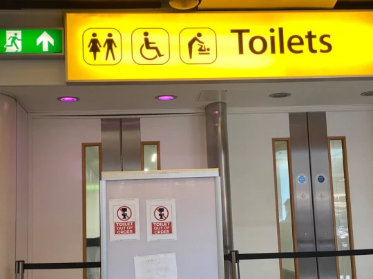 London egyik legnagyobb repülőterén szinte teljesen megszűnt a vízellátás: nem lehetett lehúzni a WC-ket és bezárt az éttermek jelentős része 4