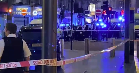 Két rendőrt szúrt arcon nyakon és mellkason egy férfi London szívében a Leicester Square-nél 6