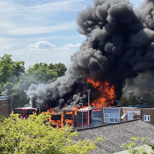 Több busz is teljesen lángba borult egy hatalmas robbanást követően Londonban az egyik depónál 4