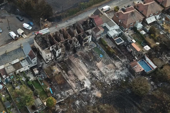 Hatalmas pusztítást végeztek a tüzek, több, mint 40 ingatlan semmisült meg Londonban és környékén 8