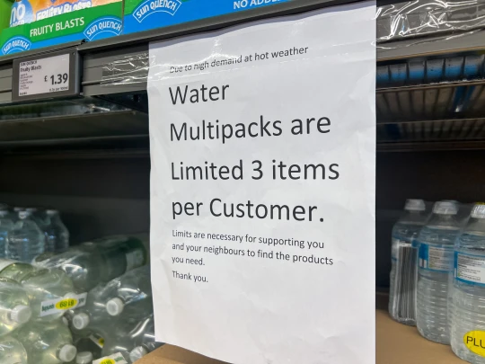 Az egyik Aldi Angliában már elkezdte limitálni, hogy mennyi vizet vehetnek a vásárlók 4