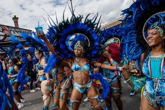 Egy nő gyereket szült, egy srácot pedig halálra késeltek a Notting Hill Carnival kellős közepén a tömegben Londonban – több, mint 200 embert tartóztattak le 8