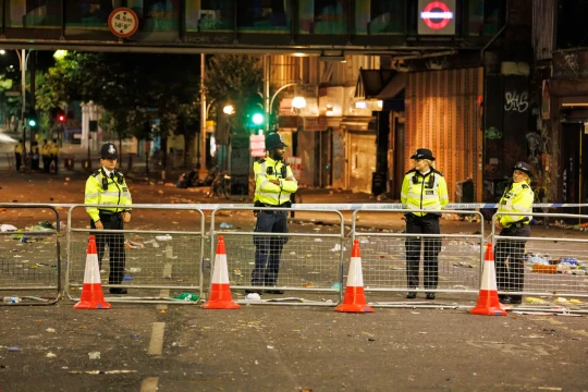 Egy nő gyereket szült, egy srácot pedig halálra késeltek a Notting Hill Carnival kellős közepén a tömegben Londonban – több, mint 200 embert tartóztattak le 6