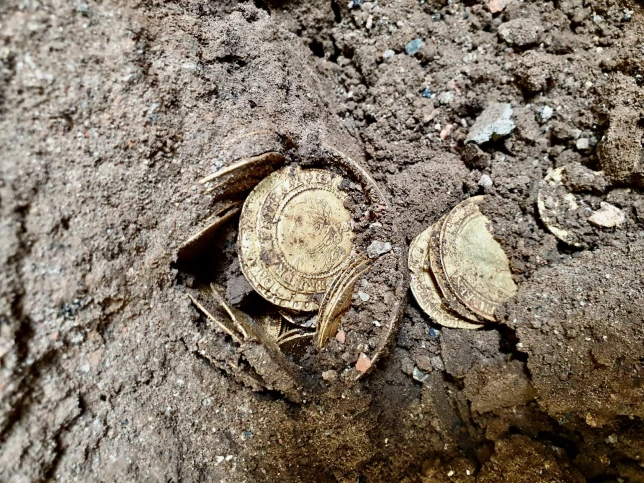 Aranyat talált egy házaspár a konyha padlója alatt Angliában, óriásit, több mint 350 millió Ft-ot kaszáltak 3