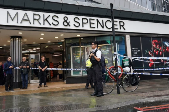„A járókelők elkapták és addig verték, amíg a rendőrök meg nem érkeztek”, miután a fickó megkéselt egy nőt egy kávézóban Londonban 6