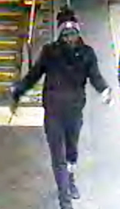 Brutális támadások Londonban: egy férfi másokat lökdösött a sínekre több metrómegállóban, egy fiatal srácot pedig leszúrtak fényes nappal a buszon 5
