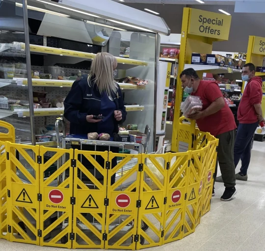 A dolgozóknak már biztonsági kordonokkal kellett elkeríteniük magukat az egyik Tescoban Angliában, mert a leárazott sárga címkés termékeket már szinte "a kezükből csavarták ki" 5