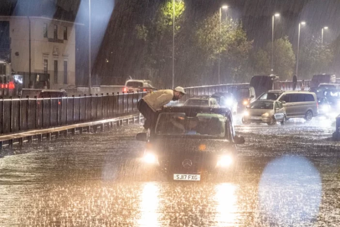 Hatalmas vihar volt az éjjel, és Nagy-Britannia több pontján árvizek alakultak ki - képek és videók 4