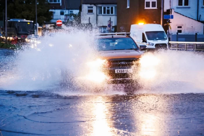 Hatalmas vihar volt az éjjel, és Nagy-Britannia több pontján árvizek alakultak ki - képek és videók 6