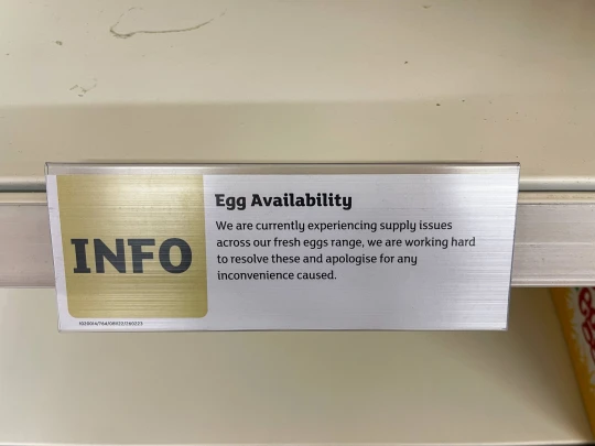 Egyre több szupermarketben már korlátozzák a tojásvásárlást Angliában, sőt van, ahol már teljesen üresek a polcok 5