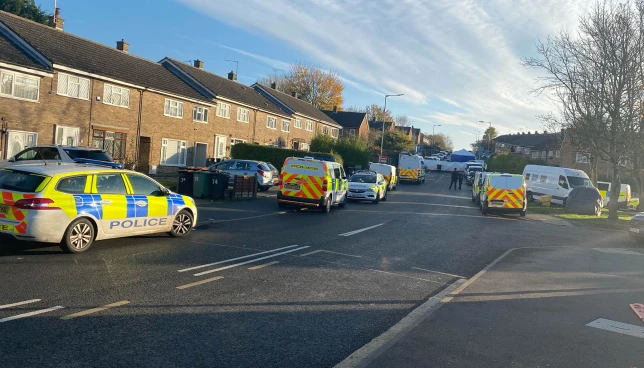 Két férfit az utcán késeltek halálra Angliában, egy szolgálatban lévő rendőrt pedig elfogtak miután egy hotelben megpróbált megölni egy nőt 3
