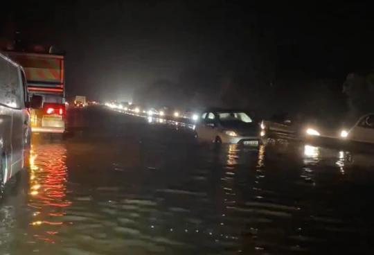 Emberi életre is veszélyes áradások és hatalmas esőzés Nagy-Britanniában - több helyen utak és autók kerültek víz alá 4