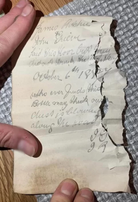 135 éves üzenetet talált egy anyuka a padlódeszkák alatt egy elrejtett whiskys üvegben 5