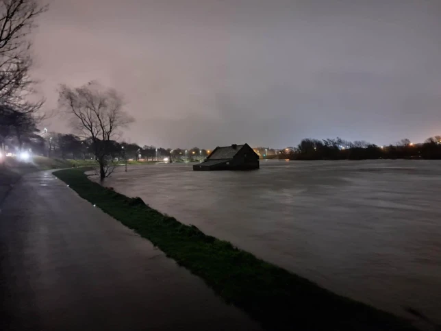 Elsodort egy nőt az árvíz Nagy-Britanniában, nagy erőkkel keresik - brutális áradás északon 4