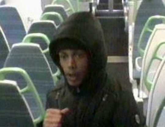 3 fiatal utasokat vert össze egy londoni vonaton, egy másik banda pedig egy 12 éves lányt zaklatott 4